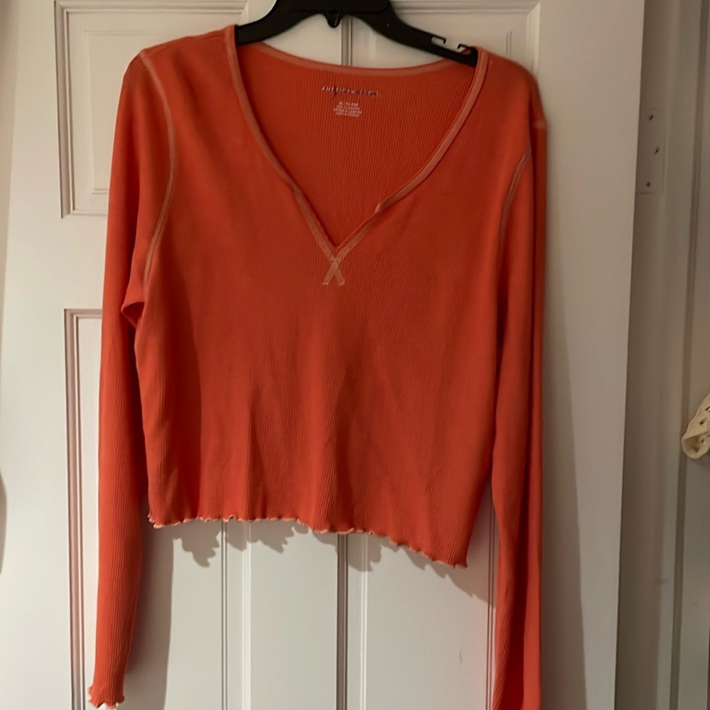 American Eagle cropped v neck long sleeve tshirt in size XL orange peachy color